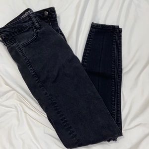 Black AE skinny jean, distressed knee